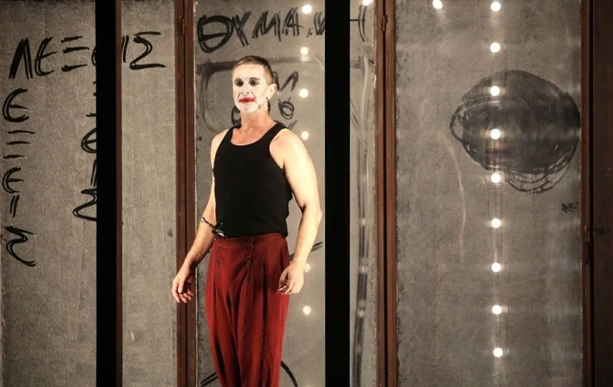 Ακυρώνεται η θεατρική παράσταση «Μόνος με τον Άμλετ» στην Πάτρα