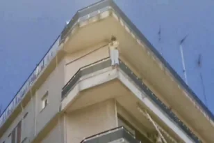 Σοκ στο Αγρίνιο, γυναίκα έπεσε στο κενό από τον 4ο όροφο! ΒΙΝΤΕΟ