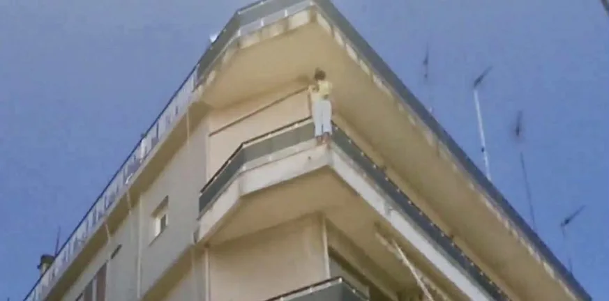 Σοκ στο Αγρίνιο, γυναίκα έπεσε στο κενό από τον 4ο όροφο! ΒΙΝΤΕΟ