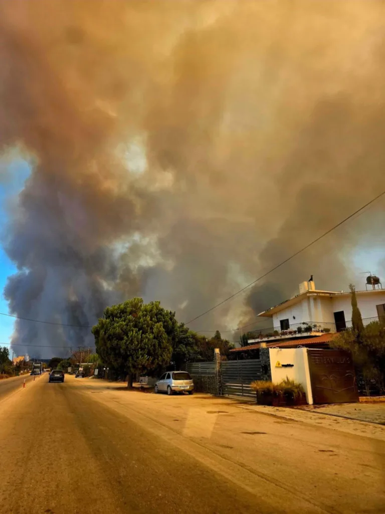 Πυρκαγιά στην Αχαΐα: Διένυσε 25χλμ. καίγοντας σπίτια, επιχειρήσεις και καλλιέργεις ΦΩΤΟΡΕΠΟΡΤΑΖ