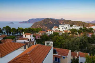 Αλόννησος: 70χρονος επιτέθηκε στον δήμαρχο, υπέστη εγκεφαλικό κατά τη σύλληψη