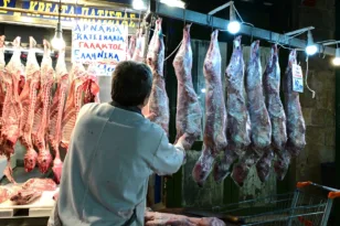 Αναστενάζουν κρεοπώλες και καταναλωτές: Κατσίκια, αρνιά και μοσχάρια από… χρυσάφι!