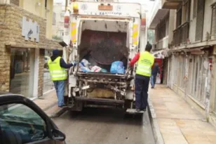 Υπάλληλος καθαριότητας έπεσε από το απορριμματοφόρο και χτύπησε σοβαρά στο κεφάλι