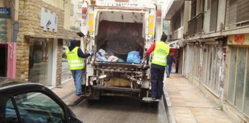 Υπάλληλος καθαριότητας έπεσε από το απορριμματοφόρο και χτύπησε σοβαρά στο κεφάλι Υπάλληλος καθαριότητας έπεσε από το απορριμματοφόρο και χτύπησε σοβαρά στο κεφάλι