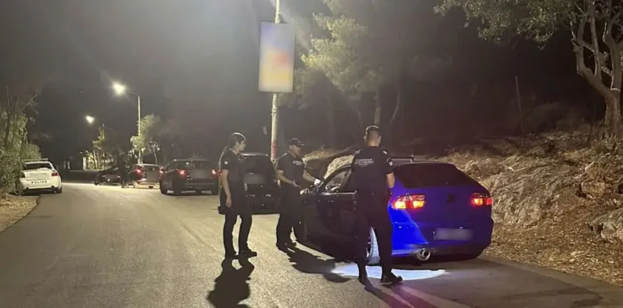 Σάρωμα της Τροχαίας σε Ίλιον και Πετρούπολη: Βρέθηκαν διανομείς χωρίς άδεια οδήγησης Σάρωμα της Τροχαίας σε Ίλιον και Πετρούπολη: Βρέθηκαν διανομείς χωρίς άδεια οδήγησης