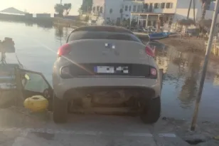 Το ΙΧ «βούτηξε» στη θάλασσα! Σώες οι δυο τουρίστριες
