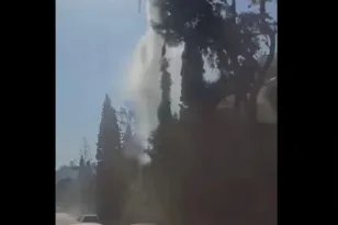 Καμίνια Αχαΐας: Ρίψη νερού από ελικόπτερο ‘γονάτισε’ δέντρα πάνω στον δρόμο ΒΙΝΤΕΟ