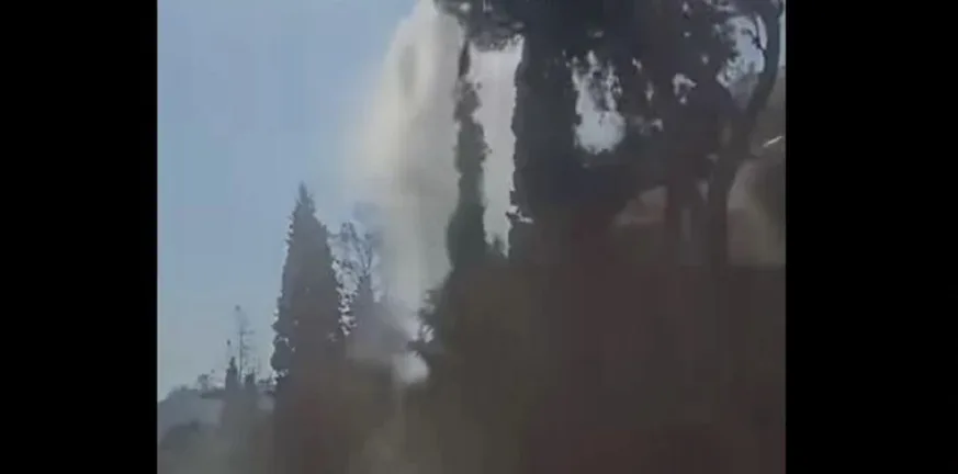 Καμίνια Αχαΐας: Ρίψη νερού από ελικόπτερο ‘γονάτισε’ δέντρα πάνω στον δρόμο ΒΙΝΤΕΟ