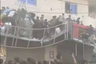 Μπαλκόνι στη Γάζα κατάρρευσε από το πλήθος Παλαιστινίων που έτρεξαν να πάρουν ανθρωπιστική βοήθεια ΒΙΝΤΕΟ