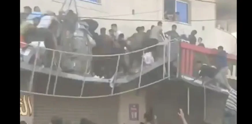 Μπαλκόνι στη Γάζα κατάρρευσε από το πλήθος Παλαιστινίων που έτρεξαν να πάρουν ανθρωπιστική βοήθεια ΒΙΝΤΕΟ