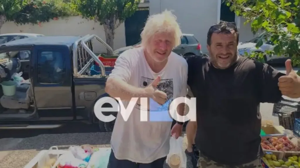 Ο Μπόρις Τζόνσον με ψάθινο καπέλο και ντομάτες Καρύστου ΦΩΤΟ