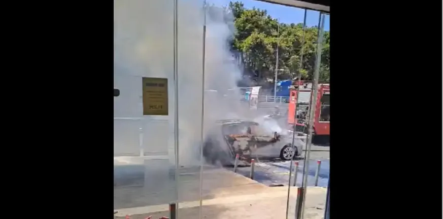 Ρέθυμνο: Ενοικιαζόμενο αυτοκίνητο πήρε φωτιά στον κόμβο Ατσιποπούλου ΒΙΝΤΕΟ