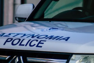 Κύπρος: Προφυλακιστέος ο 53χρονος που δολοφόνησε την Ελληνίδα σύντροφό του μπροστά στον γιο της