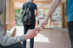 Πάτρα-Νεαροί διακινητές ναρκωτικών στο σχολείο: Ενοχοι, αλλά ελεύθεροι με όρους – Δεύτερη ευκαιρία επανένταξης