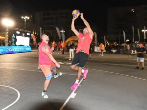 Εβρεξε τρίποντα στο τουρνουά 3on3 στην πλατεία Γεωργίου Α΄