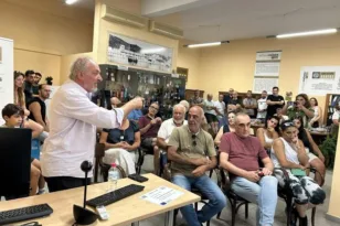 Βγαίνουν στον δρόμο για τον πεζόδρομο, πορεία και παράσταση διαμαρτυρίας στο δημαρχείο Αιγιάλειας