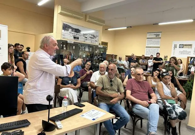 Βγαίνουν στον δρόμο για τον πεζόδρομο, πορεία και παράσταση διαμαρτυρίας στο δημαρχείο Αιγιάλειας
