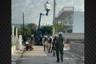 Δυτική Αττική: Έφοδος της ΕΛ.ΑΣ. στη Φυλή - Οχήματα χωρίς πινακίδες σε πλυντήριο αυτοκινήτων ΒΙΝΤΕΟ