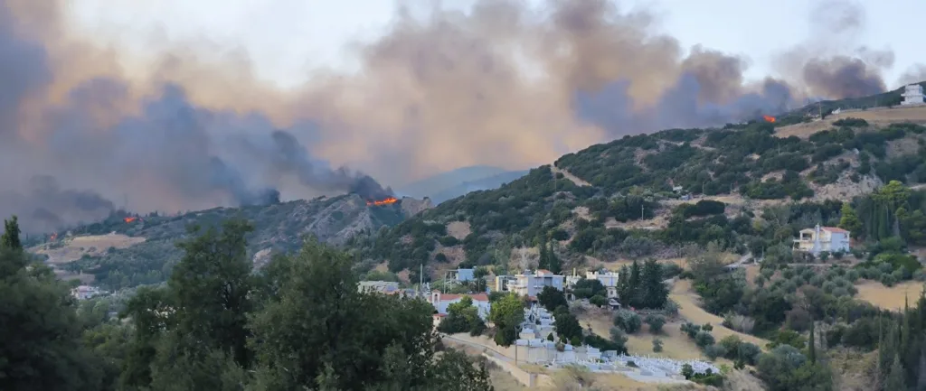 Πυρκαγιές: Κάηκε ολοσχερώς σπίτι στον Ανω Λυκοχορό - Μάχη με αναζωπυρώσεις και μικρές εστίες ΦΩΤΟ - ΒΙΝΤΕΟ ΣΥΝΕΧΗΣ ΕΝΗΜΕΡΩΣΗ