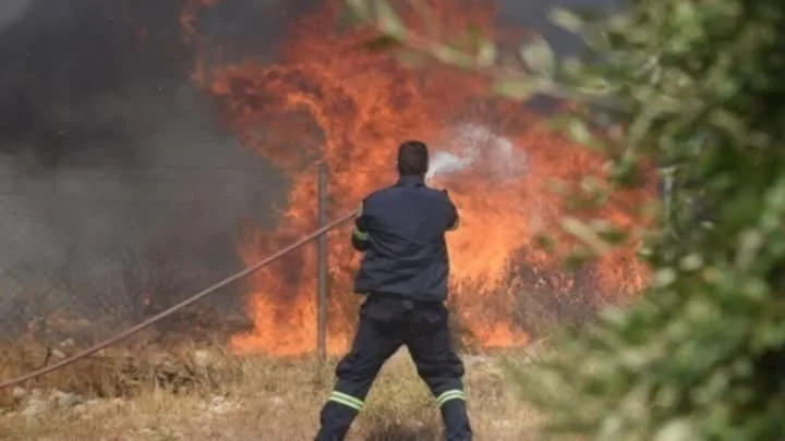 Πάτρα: Οι υπερασπιστές της πόλης - Συγκλονιστική η αυταπάρνηση των Εθελοντών Πυροσβεστών Αχαίας