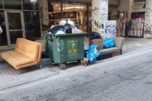 Ντροπιαστική εικόνα στο κέντρο της Πάτρας: Ολόκληρο καθιστικό του σπιτιού… στο δρόμο