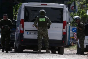 Συναγερμός στην Καισαριανή: Βρέθηκε μίνι οπλοστάσιο σε κάδο απορριμμάτων