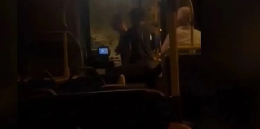 Αττική: Άγριο επεισόδιο σε λεωφορείο – Επιβάτης επιτέθηκε σε οδηγό μετά από λογομαχία ΒΙΝΤΕΟ