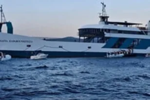 Ευβοϊκός: Κολλημένο στη ξέρα φέρυ μποτ, «μόνοι μας βρήκαμε σωσίβια» ΦΩΤΟ