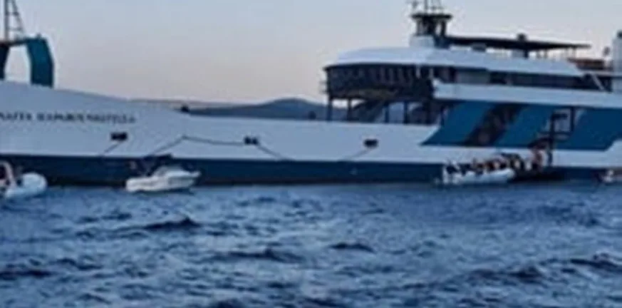 Ευβοϊκός: Κολλημένο στη ξέρα φέρυ μποτ, «μόνοι μας βρήκαμε σωσίβια» ΦΩΤΟ Ευβοϊκός: Κολλημένο στη ξέρα φέρυ μποτ, «μόνοι μας βρήκαμε σωσίβια» ΦΩΤΟ