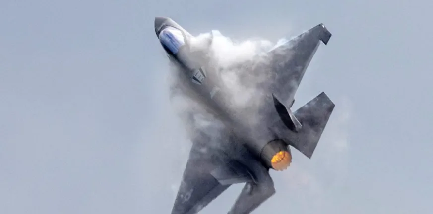 Αλάσκα: Συνετρίβη μαχητικό F-35 - Δραματική συνομιλία του πιλότου με τους μηχανικούς πριν εκτιναχθεί Αλάσκα: Συνετρίβη μαχητικό F-35 - Δραματική συνομιλία του πιλότου με τους μηχανικούς πριν εκτιναχθεί