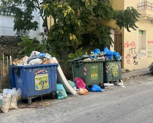 Πάτρα: Μέχρι πότε θα ξεχειλίζουν από σκουπίδια οι κάδοι; - Μάχη για την αποκομιδή Πάτρα: Μέχρι πότε θα ξεχειλίζουν από σκουπίδια οι κάδοι; - Μάχη για την αποκομιδή