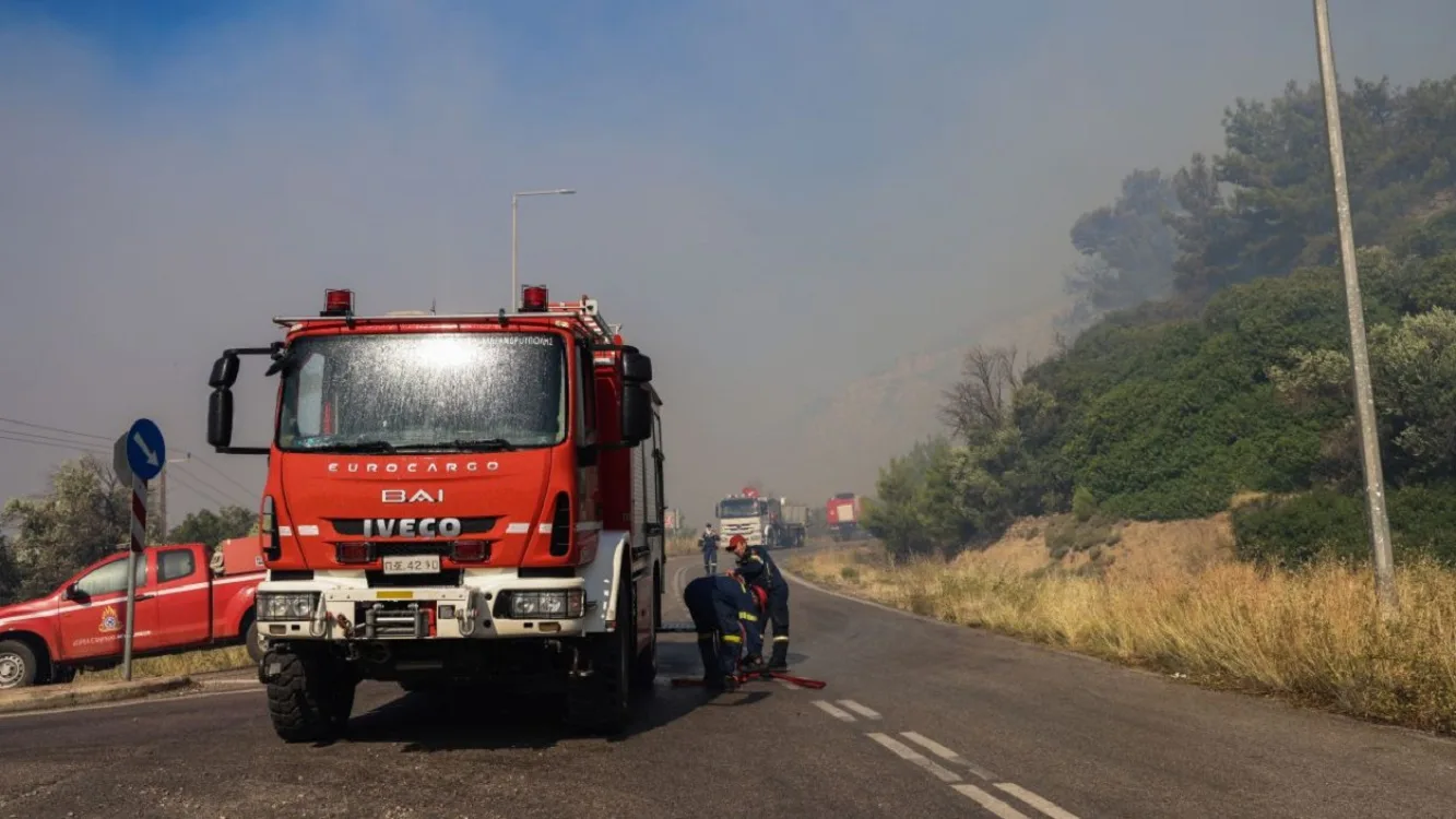 Συναγερμός σε χωριό της Κεφαλονιάς για φωτιά, επιχειρούν εναέρια