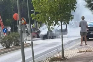 Φωτιά σε ΙΧ εν κινήσει στην Αγία Παρασκευή – Συναγερμός το μεσημέρι στη Δερβενακίων