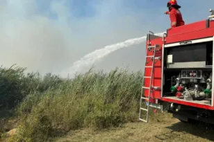Αλβανία: Συνεχίζεται η μάχη με τις φλόγες – Έστειλε βοήθεια η Ελλάδα
