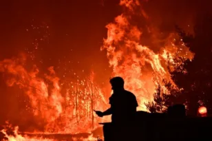 «Καίγεται» η Αλβανία, η φωτιά πέρασε από χωριά της ελληνικής μειονότητας