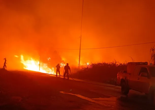 Φωτιά στην Αχαΐα: Εκκενώνεται η Κάτω Αχαΐα! - Καίγονται σπίτια προς Πάτρα - Τρία τα μέτωπα με πανίσχυρους ανέμους ΦΩΤΟ ΒΙΝΤΕΟ