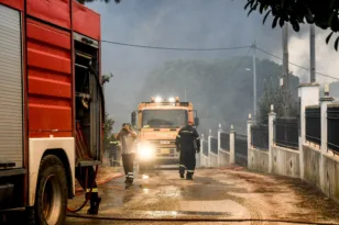 Φωτιές Αχαΐα: Τρεις πυροσβέστες στο Νοσοκομείο
