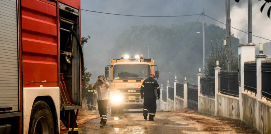Φωτιές Αχαΐα: Τρεις πυροσβέστες στο Νοσοκομείο