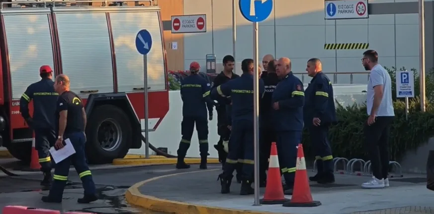 Κίνδυνος! Φωτιά σε πάρκινγκ στην Πειραιώς