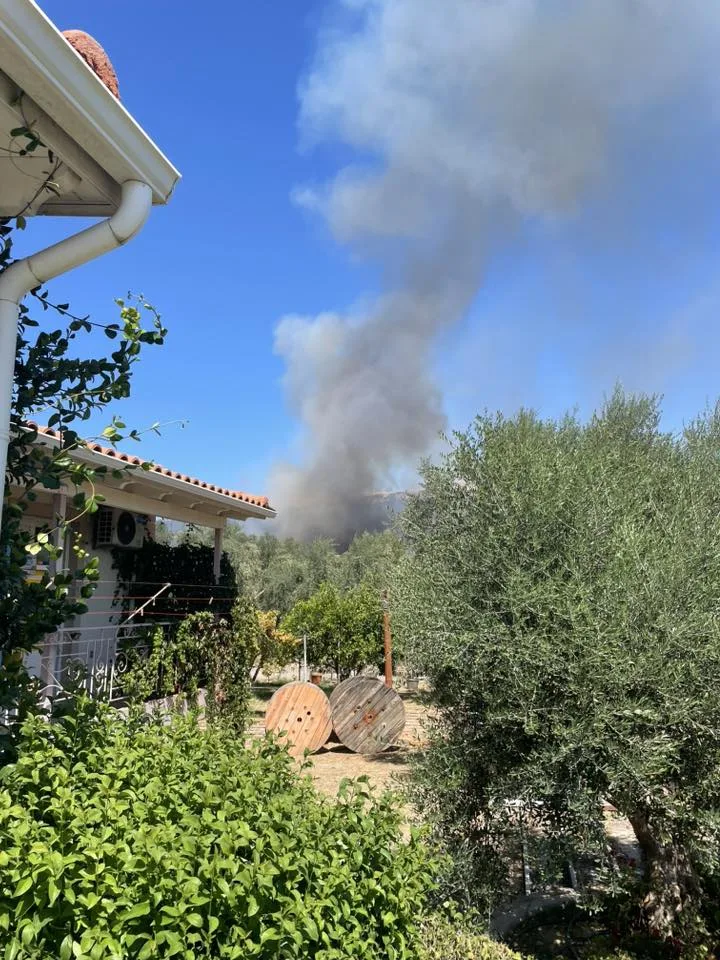Πάτρα: Φωτιά σε κατοικημένη περιοχή στο Σαραβάλι – Συναγερμός σε Πυροσβεστική και Αστυνομία ΦΩΤΟ ΒΙΝΤΕΟ