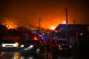 Ηλεία-Σαρακίνη: Άναψε φωτιά δίπλα σε σπίτια και χάθηκε στο σκοτάδι