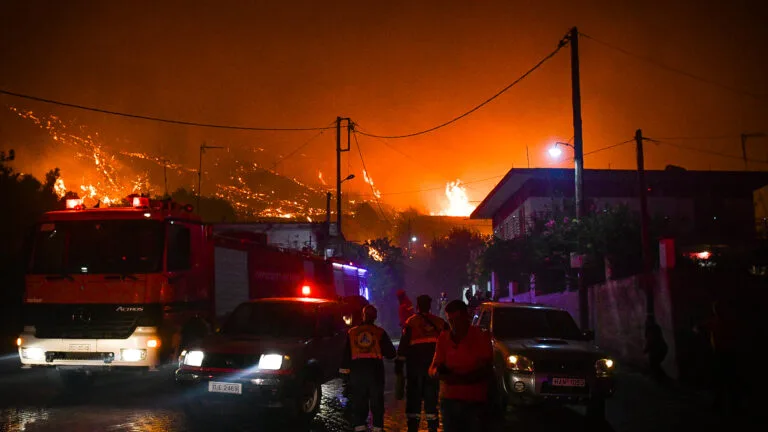 Ηλεία-Σαρακίνη: Άναψε φωτιά δίπλα σε σπίτια και χάθηκε στο σκοτάδι Ηλεία-Σαρακίνη: Άναψε φωτιά δίπλα σε σπίτια και χάθηκε στο σκοτάδι