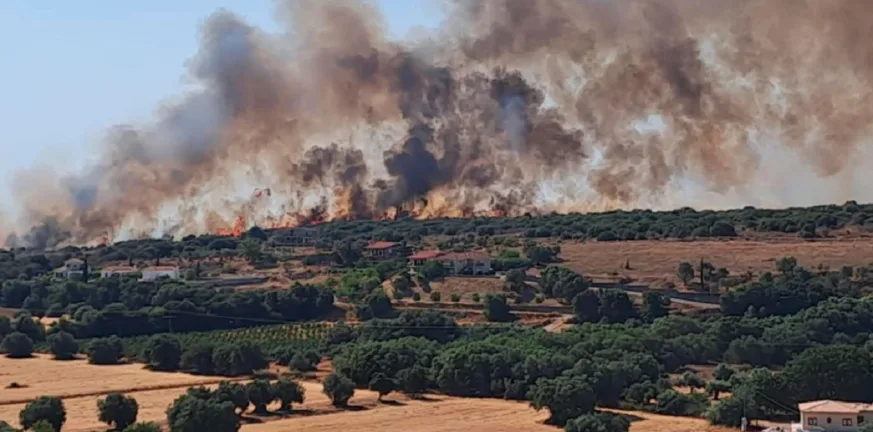 Ηχησε το «112» για πυρκαγιά στην Κεφαλονιά - Εκκενώνονται τρία χωριά, τι λέει ο Δήμαρχος, κοντά σε σπίτια οι φλόγες, ενισχύθηκαν οι δυνάμεις