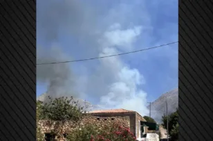 Φωτιά στον Γερολιμένα Μάνης: Μάχη με τις φλόγες δίπλα σε σπίτια, επιχειρούν αεροσκάφη