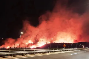 Εκτός ελέγχου η φωτιά στα Συχαινά Πατρών, μηνύματα για εκκενώσεις