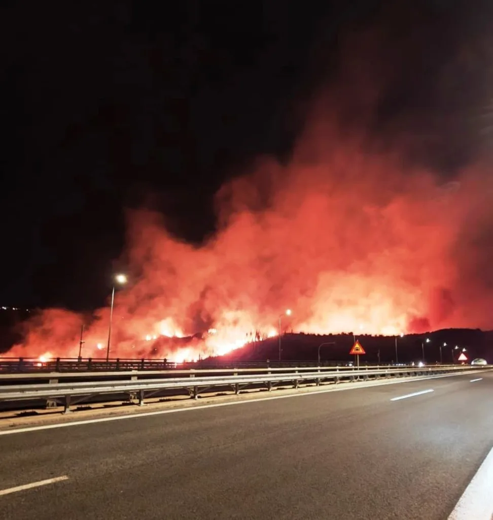 Πυρκαγιές: Δύσκολη η κατάσταση στα Συχαινά, απειλείται ο ΧΥΤΑ Ξερόλακας, σ' εξέλιξη τα μέτωπα σε Κ. Αχαΐα - ΒΙΠΕ ΦΩΤΟ - ΒΙΝΤΕΟ ΝΕΟΤΕΡΑ