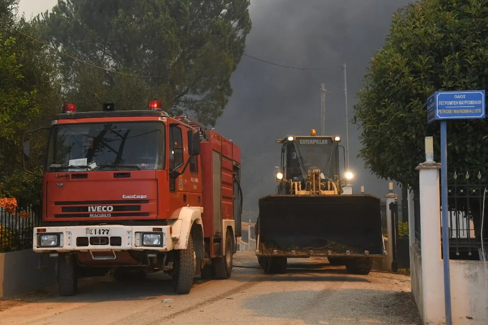 Φωτιές στην Αχαΐα: Στη μάχη με τις φλόγες δυνάμεις του Δήμου Πατρέων
