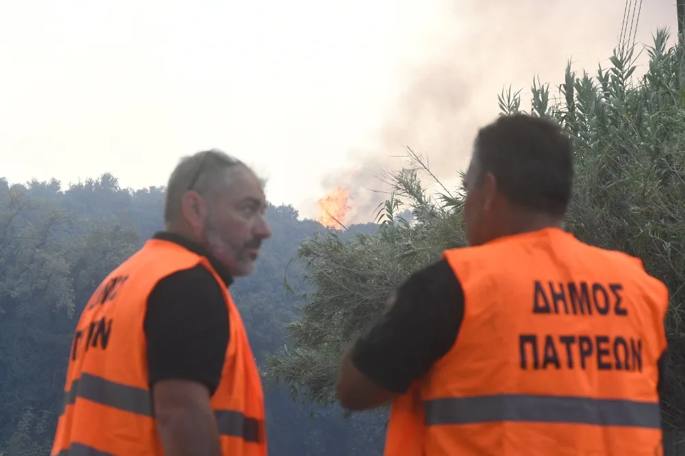 Φωτιές στην Αχαΐα: Στη μάχη με τις φλόγες δυνάμεις του Δήμου Πατρέων