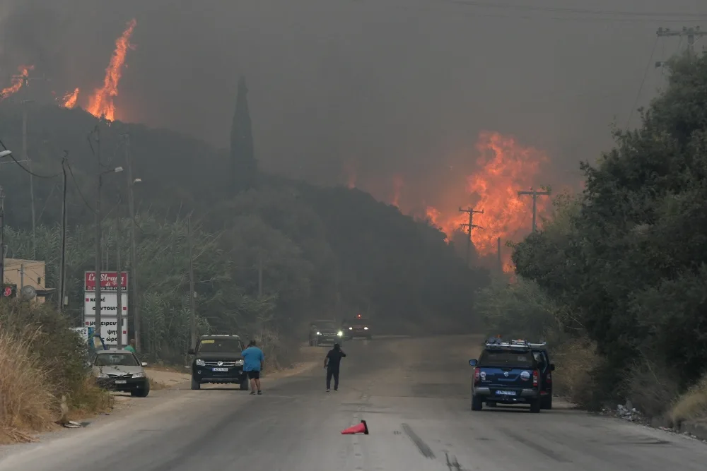Φωτιές στην Αχαΐα: Στη μάχη με τις φλόγες δυνάμεις του Δήμου Πατρέων