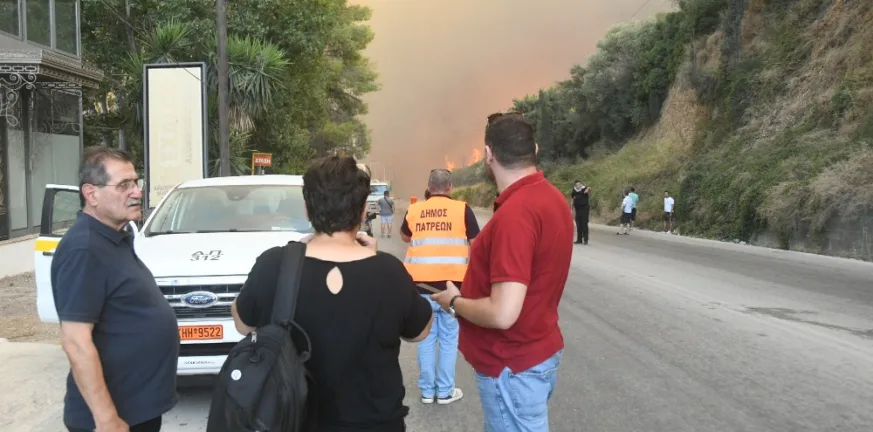 Φωτιές στην Αχαΐα: Στη μάχη με τις φλόγες δυνάμεις του Δήμου Πατρέων